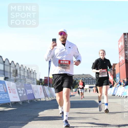 03.10.2025 - Köhlbrandbrückenlauf Jannik Wohlers http://msf.ph/oto/9128985 03.10.2025 13:41:47 Ziel 4894, 5193, 5228, 5230, 5232, 5257 meine-sportfotos.de