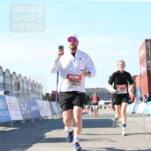 03.10.2025 - Köhlbrandbrückenlauf Jannik Wohlers http://msf.ph/oto/9128988 03.10.2025 13:41:47 Ziel 4894, 5193, 5228, 5230, 5232, 5257 meine-sportfotos.de