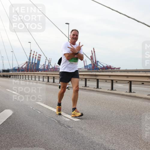 03.10.2025 - Köhlbrandbrückenlauf Lena Gebhardt http://msf.ph/oto/9128991 03.10.2025 16:03:02 Position 2 7486 meine-sportfotos.de