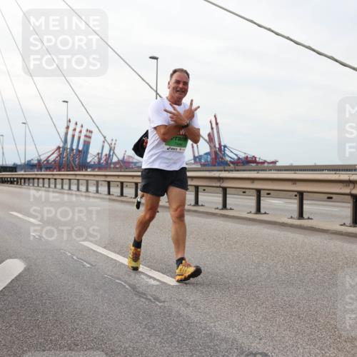 03.10.2025 - Köhlbrandbrückenlauf Lena Gebhardt http://msf.ph/oto/9128996 03.10.2025 16:03:02 Position 2 7486 meine-sportfotos.de
