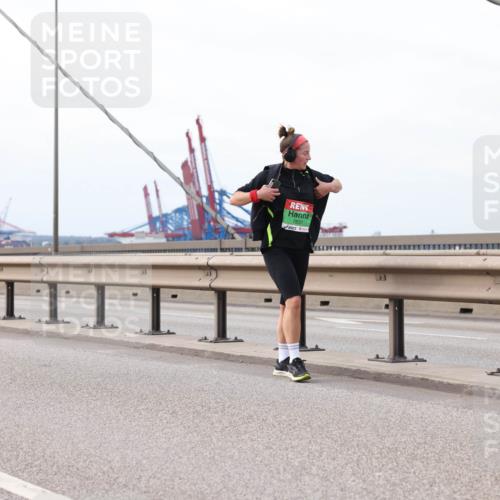 03.10.2025 - Köhlbrandbrückenlauf Lena Gebhardt http://msf.ph/oto/9129020 03.10.2025 16:03:04 Position 2 7837 meine-sportfotos.de