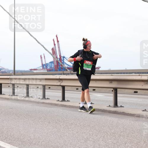 03.10.2025 - Köhlbrandbrückenlauf Lena Gebhardt http://msf.ph/oto/9129023 03.10.2025 16:03:04 Position 2 7837 meine-sportfotos.de