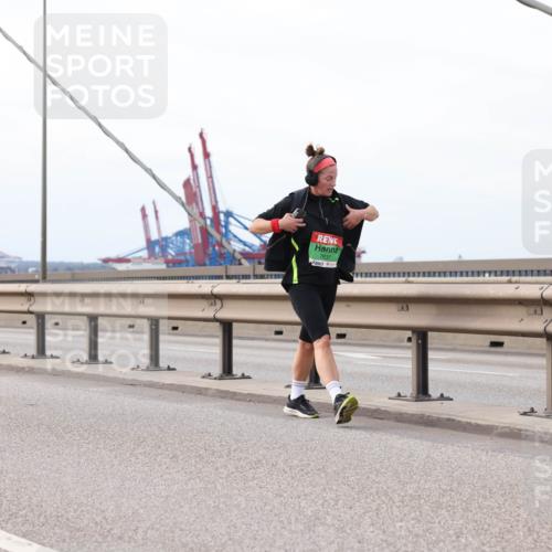 03.10.2025 - Köhlbrandbrückenlauf Lena Gebhardt http://msf.ph/oto/9129027 03.10.2025 16:03:04 Position 2 7837 meine-sportfotos.de