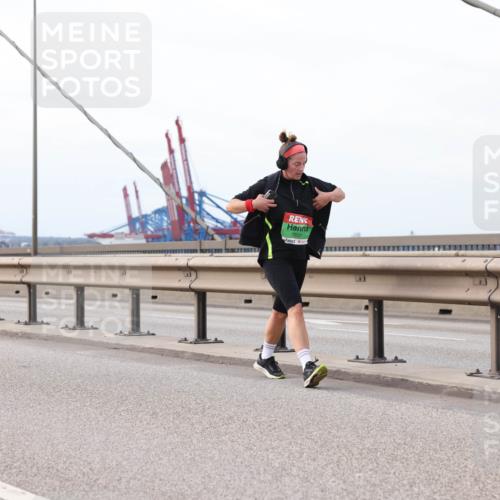 03.10.2025 - Köhlbrandbrückenlauf Lena Gebhardt http://msf.ph/oto/9129030 03.10.2025 16:03:04 Position 2 7837 meine-sportfotos.de