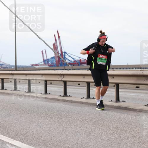 03.10.2025 - Köhlbrandbrückenlauf Lena Gebhardt http://msf.ph/oto/9129034 03.10.2025 16:03:04 Position 2 7837 meine-sportfotos.de