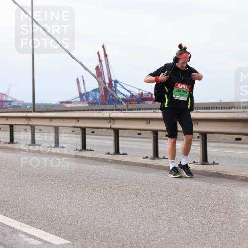 03.10.2025 - Köhlbrandbrückenlauf Lena Gebhardt http://msf.ph/oto/9129038 03.10.2025 16:03:04 Position 2 7837 meine-sportfotos.de