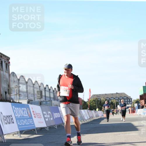 03.10.2025 - Köhlbrandbrückenlauf Jannik Wohlers http://msf.ph/oto/9129043 03.10.2025 13:41:56 Ziel 5043, 5193, 5232, 5250, 5257, 5315 meine-sportfotos.de
