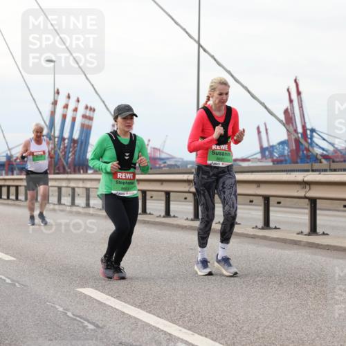03.10.2025 - Köhlbrandbrückenlauf Lena Gebhardt http://msf.ph/oto/9129045 03.10.2025 16:03:18 Position 2 8653, 8661 meine-sportfotos.de