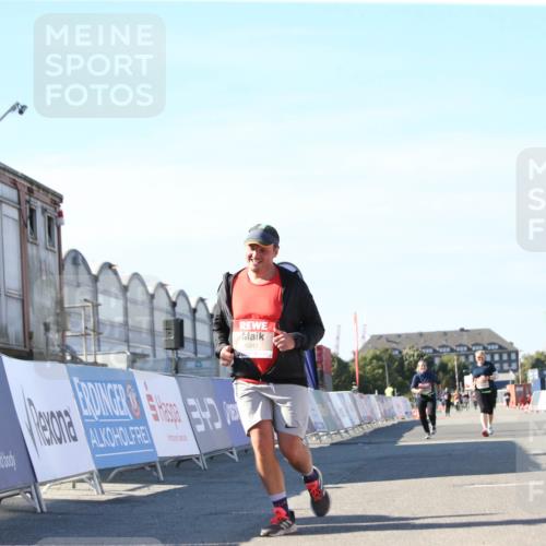 03.10.2025 - Köhlbrandbrückenlauf Jannik Wohlers http://msf.ph/oto/9129048 03.10.2025 13:41:56 Ziel 5043, 5193, 5232, 5250, 5257, 5315 meine-sportfotos.de