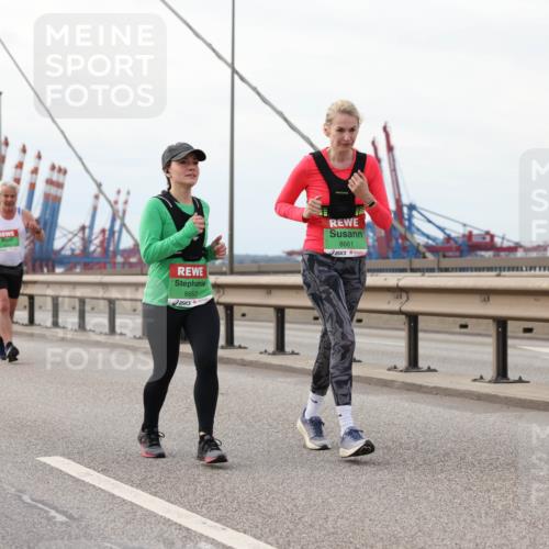 03.10.2025 - Köhlbrandbrückenlauf Lena Gebhardt http://msf.ph/oto/9129052 03.10.2025 16:03:19 Position 2 8653, 8661 meine-sportfotos.de