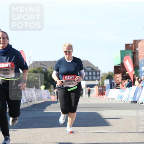 03.10.2025 - Köhlbrandbrückenlauf Jannik Wohlers http://msf.ph/oto/9129054 03.10.2025 13:42:03 Ziel 5043, 5250, 5253, 5315, 5620 meine-sportfotos.de