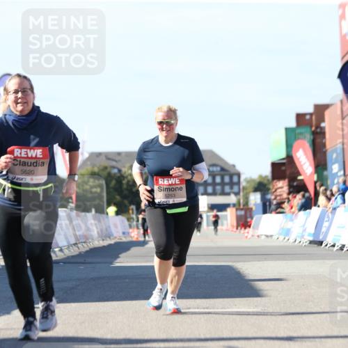 03.10.2025 - Köhlbrandbrückenlauf Jannik Wohlers http://msf.ph/oto/9129058 03.10.2025 13:42:03 Ziel 5043, 5250, 5253, 5315, 5620 meine-sportfotos.de