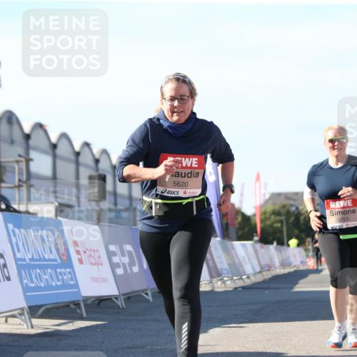 03.10.2025 - Köhlbrandbrückenlauf Jannik Wohlers http://msf.ph/oto/9129063 03.10.2025 13:42:04 Ziel 5043, 5250, 5253, 5315, 5620 meine-sportfotos.de