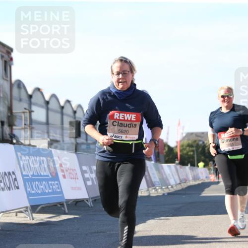 03.10.2025 - Köhlbrandbrückenlauf Jannik Wohlers http://msf.ph/oto/9129066 03.10.2025 13:42:04 Ziel 5043, 5250, 5253, 5315, 5620 meine-sportfotos.de