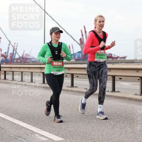 03.10.2025 - Köhlbrandbrückenlauf Lena Gebhardt http://msf.ph/oto/9129068 03.10.2025 16:03:19 Position 2 8653, 8661 meine-sportfotos.de