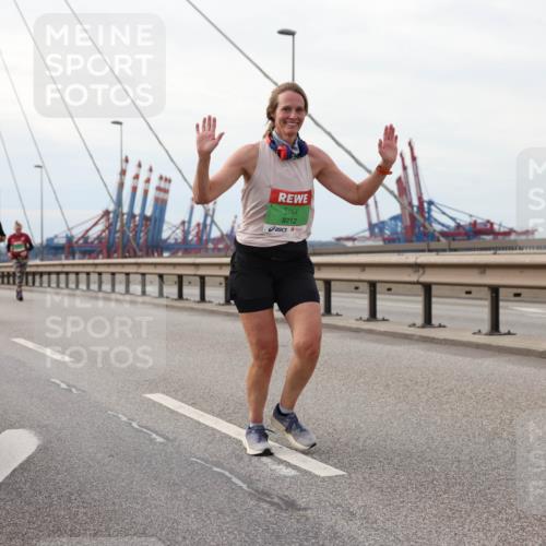 03.10.2025 - Köhlbrandbrückenlauf Lena Gebhardt http://msf.ph/oto/9129085 03.10.2025 16:03:23 Position 2 9712 meine-sportfotos.de