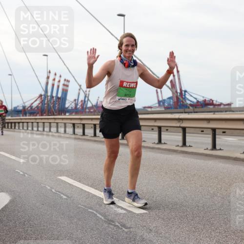 03.10.2025 - Köhlbrandbrückenlauf Lena Gebhardt http://msf.ph/oto/9129087 03.10.2025 16:03:23 Position 2 9712 meine-sportfotos.de