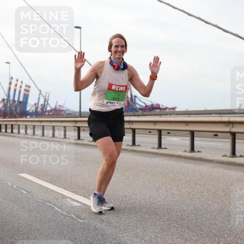 03.10.2025 - Köhlbrandbrückenlauf Lena Gebhardt http://msf.ph/oto/9129094 03.10.2025 16:03:23 Position 2 9712 meine-sportfotos.de