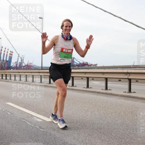 03.10.2025 - Köhlbrandbrückenlauf Lena Gebhardt http://msf.ph/oto/9129097 03.10.2025 16:03:23 Position 2 9712 meine-sportfotos.de
