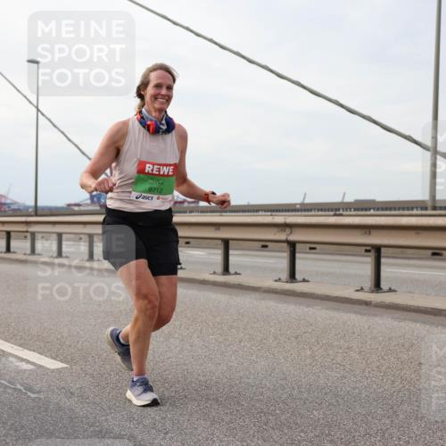 03.10.2025 - Köhlbrandbrückenlauf Lena Gebhardt http://msf.ph/oto/9129103 03.10.2025 16:03:24 Position 2 9712 meine-sportfotos.de