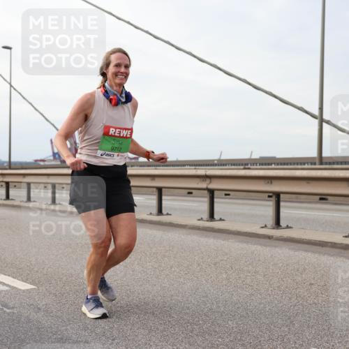 03.10.2025 - Köhlbrandbrückenlauf Lena Gebhardt http://msf.ph/oto/9129108 03.10.2025 16:03:24 Position 2 9712 meine-sportfotos.de
