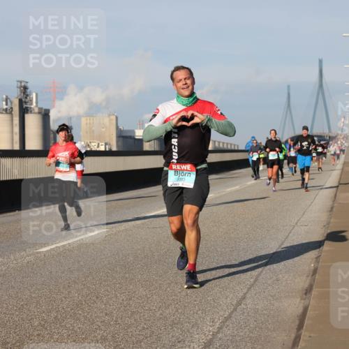 03.10.2025 - Köhlbrandbrückenlauf Lena Gebhardt http://msf.ph/oto/9129132 03.10.2025 09:48:45 Position 2 3053 meine-sportfotos.de