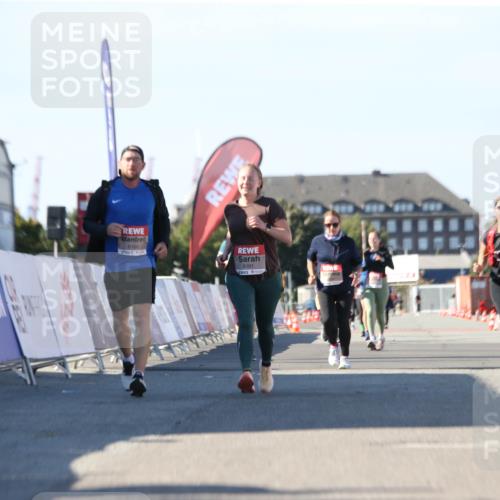 03.10.2025 - Köhlbrandbrückenlauf Jannik Wohlers http://msf.ph/oto/9129141 03.10.2025 13:42:34 Ziel 6160, 6161 meine-sportfotos.de