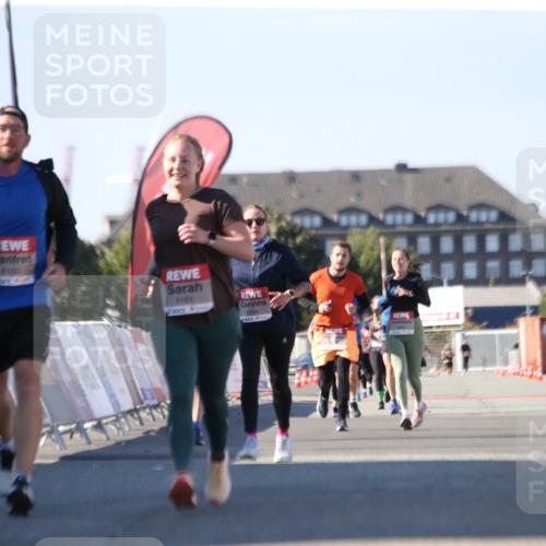 03.10.2025 - Köhlbrandbrückenlauf Jannik Wohlers http://msf.ph/oto/9129144 03.10.2025 13:42:35 Ziel 6160, 6161 meine-sportfotos.de