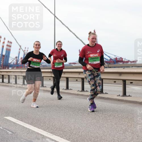 03.10.2025 - Köhlbrandbrückenlauf Lena Gebhardt http://msf.ph/oto/9129147 03.10.2025 16:03:31 Position 2 8418, 7988 meine-sportfotos.de