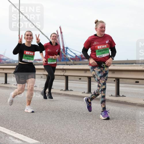 03.10.2025 - Köhlbrandbrückenlauf Lena Gebhardt http://msf.ph/oto/9129157 03.10.2025 16:03:31 Position 2 8418, 8753, 7988 meine-sportfotos.de