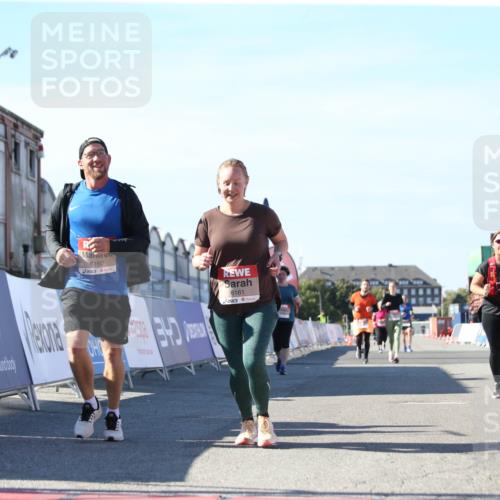 03.10.2025 - Köhlbrandbrückenlauf Jannik Wohlers http://msf.ph/oto/9129163 03.10.2025 13:42:39 Ziel 5254, 5418, 6160, 6161, 6260 meine-sportfotos.de