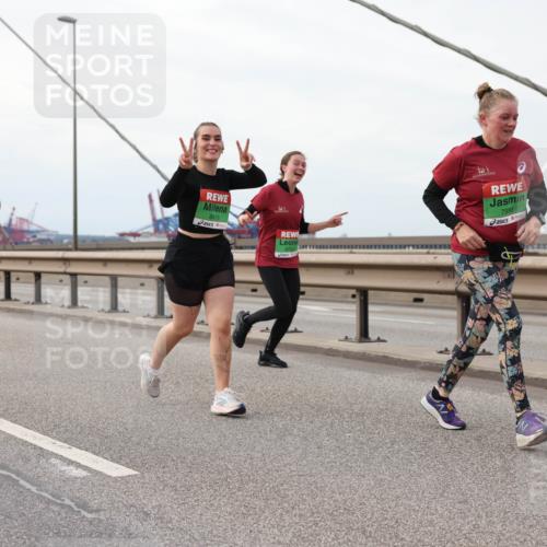 03.10.2025 - Köhlbrandbrückenlauf Lena Gebhardt http://msf.ph/oto/9129167 03.10.2025 16:03:32 Position 2 8206, 8418, 7988, 48 meine-sportfotos.de