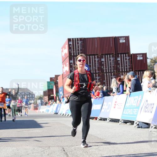 03.10.2025 - Köhlbrandbrückenlauf Jannik Wohlers http://msf.ph/oto/9129168 03.10.2025 13:42:41 Ziel 4944, 5086, 5254, 5418, 6160, 6161, 6260 meine-sportfotos.de