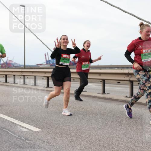 03.10.2025 - Köhlbrandbrückenlauf Lena Gebhardt http://msf.ph/oto/9129172 03.10.2025 16:03:32 Position 2 8206, 8418, 7988 meine-sportfotos.de
