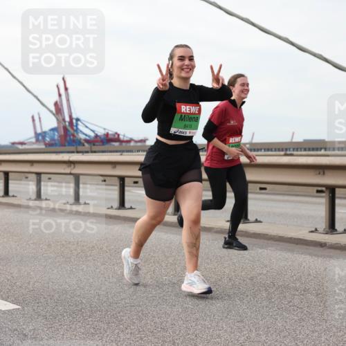 03.10.2025 - Köhlbrandbrückenlauf Lena Gebhardt http://msf.ph/oto/9129176 03.10.2025 16:03:33 Position 2 8206, 8418 meine-sportfotos.de
