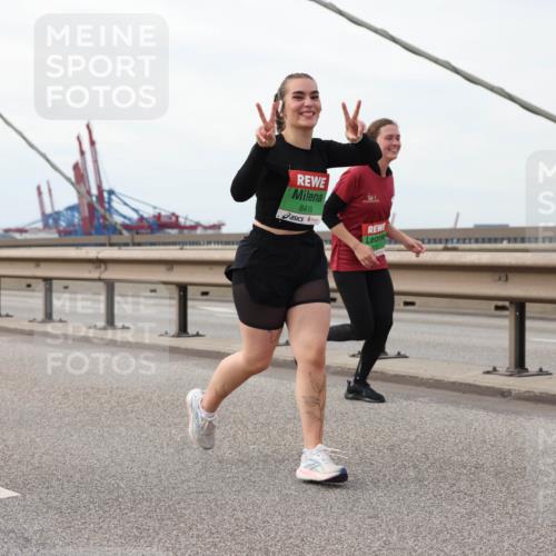 03.10.2025 - Köhlbrandbrückenlauf Lena Gebhardt http://msf.ph/oto/9129180 03.10.2025 16:03:33 Position 2 8206, 8418 meine-sportfotos.de