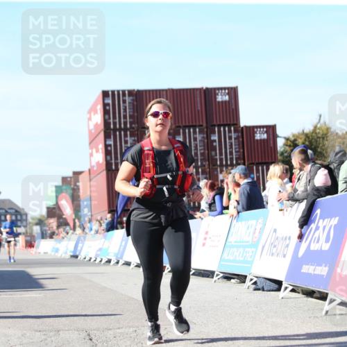 03.10.2025 - Köhlbrandbrückenlauf Jannik Wohlers http://msf.ph/oto/9129182 03.10.2025 13:42:42 Ziel 4944, 5086, 5254, 5418, 6160, 6161, 6260 meine-sportfotos.de