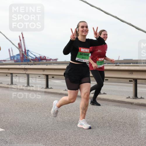 03.10.2025 - Köhlbrandbrückenlauf Lena Gebhardt http://msf.ph/oto/9129185 03.10.2025 16:03:33 Position 2 8206, 8418 meine-sportfotos.de
