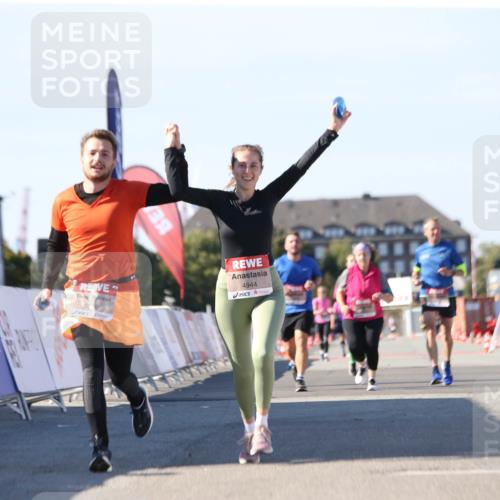 03.10.2025 - Köhlbrandbrückenlauf Jannik Wohlers http://msf.ph/oto/9129210 03.10.2025 13:42:44 Ziel 4944, 5086, 5254, 5418, 6160, 6161, 6260 meine-sportfotos.de