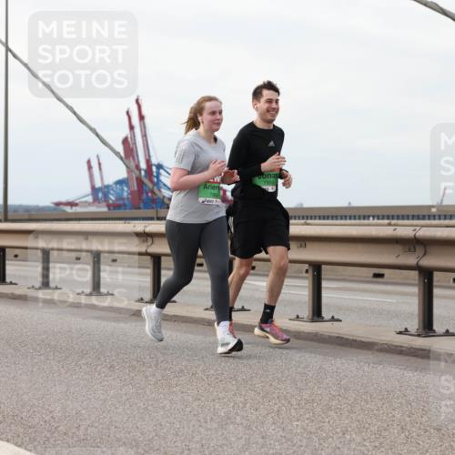 03.10.2025 - Köhlbrandbrückenlauf Lena Gebhardt http://msf.ph/oto/9129211 03.10.2025 16:03:41 Position 2 7964, 7955 meine-sportfotos.de