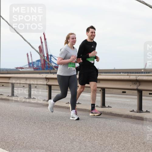 03.10.2025 - Köhlbrandbrückenlauf Lena Gebhardt http://msf.ph/oto/9129216 03.10.2025 16:03:41 Position 2 7964, 7955 meine-sportfotos.de