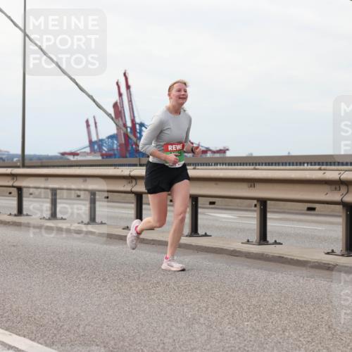 03.10.2025 - Köhlbrandbrückenlauf Lena Gebhardt http://msf.ph/oto/9129244 03.10.2025 16:03:44 Position 2  meine-sportfotos.de
