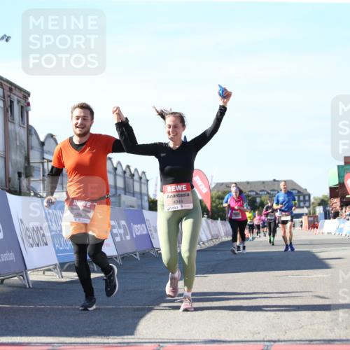 03.10.2025 - Köhlbrandbrückenlauf Jannik Wohlers http://msf.ph/oto/9129247 03.10.2025 13:42:47 Ziel 4944, 5086, 5254, 5418, 6160, 6161, 6260, 6468, 6469 meine-sportfotos.de
