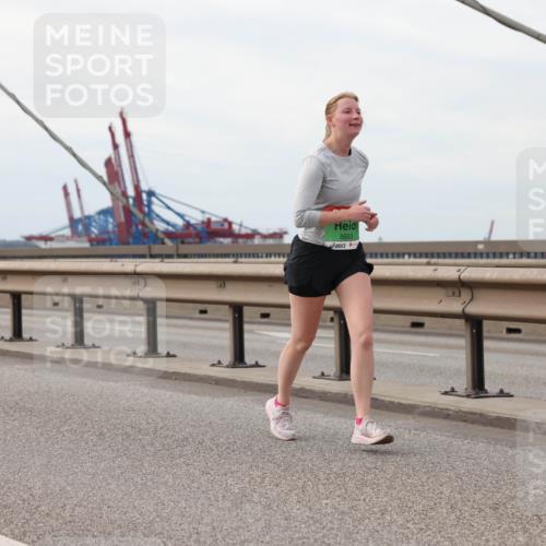 03.10.2025 - Köhlbrandbrückenlauf Lena Gebhardt http://msf.ph/oto/9129265 03.10.2025 16:03:44 Position 2 8603 meine-sportfotos.de