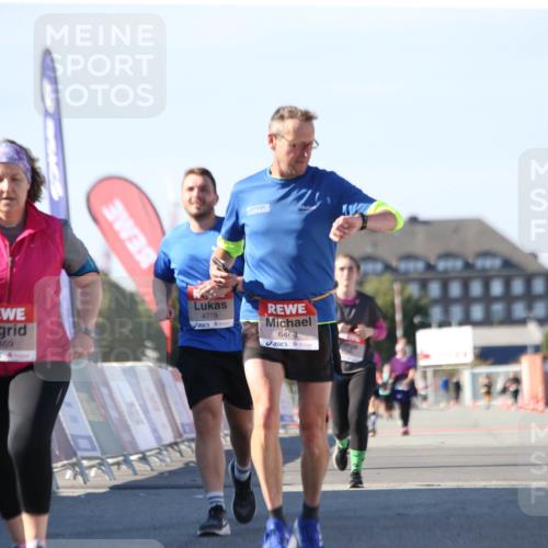 03.10.2025 - Köhlbrandbrückenlauf Jannik Wohlers http://msf.ph/oto/9129266 03.10.2025 13:42:51 Ziel 4778, 4944, 5086, 5254, 5418, 6260, 6468, 6469 meine-sportfotos.de