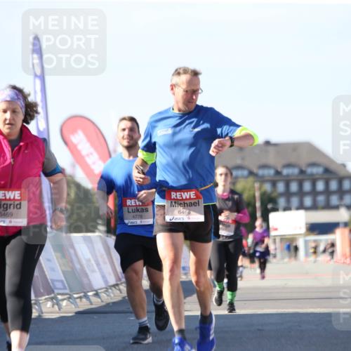 03.10.2025 - Köhlbrandbrückenlauf Jannik Wohlers http://msf.ph/oto/9129267 03.10.2025 13:42:51 Ziel 4778, 4944, 5086, 5254, 5418, 6260, 6468, 6469 meine-sportfotos.de