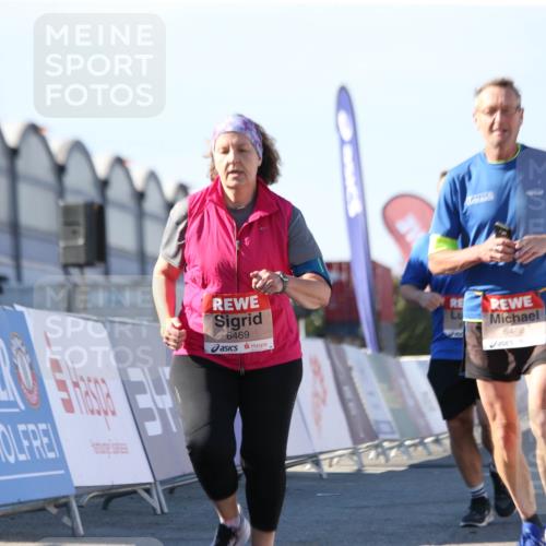 03.10.2025 - Köhlbrandbrückenlauf Jannik Wohlers http://msf.ph/oto/9129273 03.10.2025 13:42:52 Ziel 4778, 4944, 5086, 5254, 5418, 6260, 6468, 6469 meine-sportfotos.de