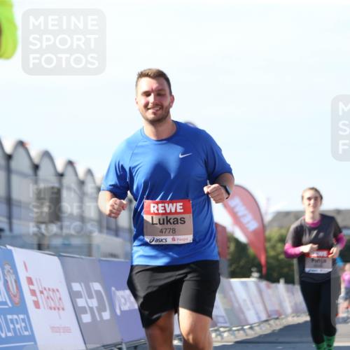 03.10.2025 - Köhlbrandbrückenlauf Jannik Wohlers http://msf.ph/oto/9129292 03.10.2025 13:42:55 Ziel 4778, 4944, 5086, 5418, 6468, 6469, 6548 meine-sportfotos.de