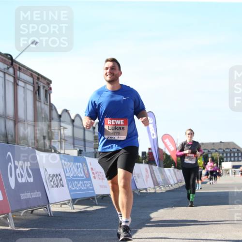 03.10.2025 - Köhlbrandbrückenlauf Jannik Wohlers http://msf.ph/oto/9129304 03.10.2025 13:42:56 Ziel 4778, 4944, 5086, 6468, 6469, 6548 meine-sportfotos.de