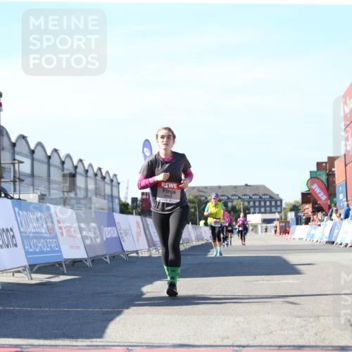 03.10.2025 - Köhlbrandbrückenlauf Jannik Wohlers http://msf.ph/oto/9129314 03.10.2025 13:42:58 Ziel 4778, 6468, 6469, 6548 meine-sportfotos.de